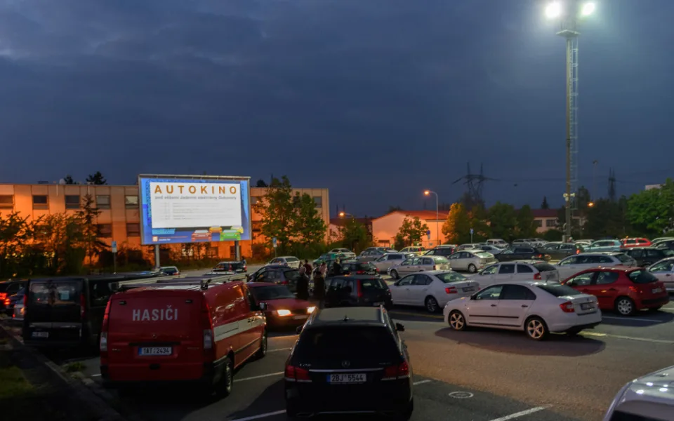 Pod chladícími věžemi v Dukovanech promítá největší autokino v Česku