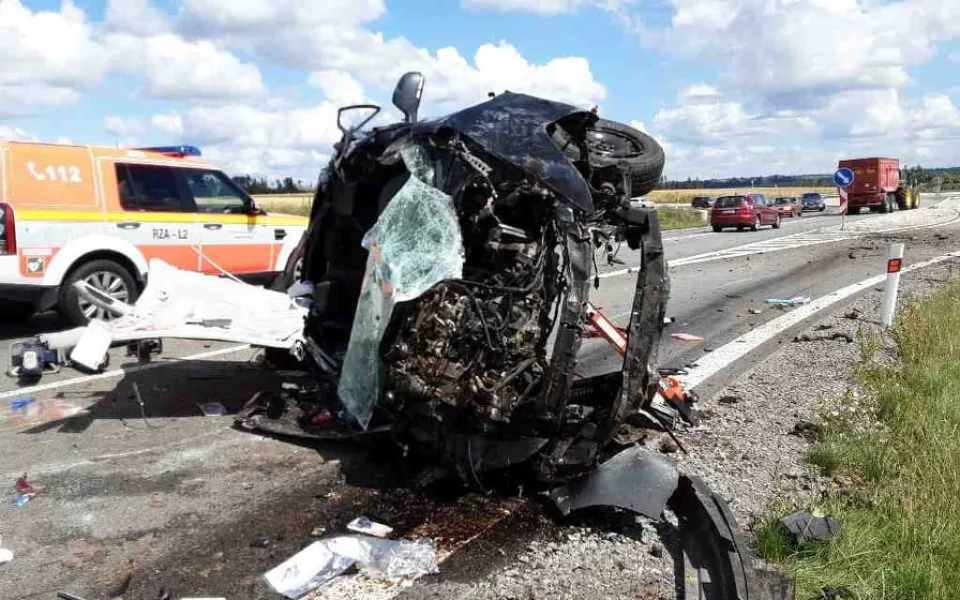 Nehoda u velkoberanovského kruháče. Auto skončilo na střeše, řidiče museli vystříhat