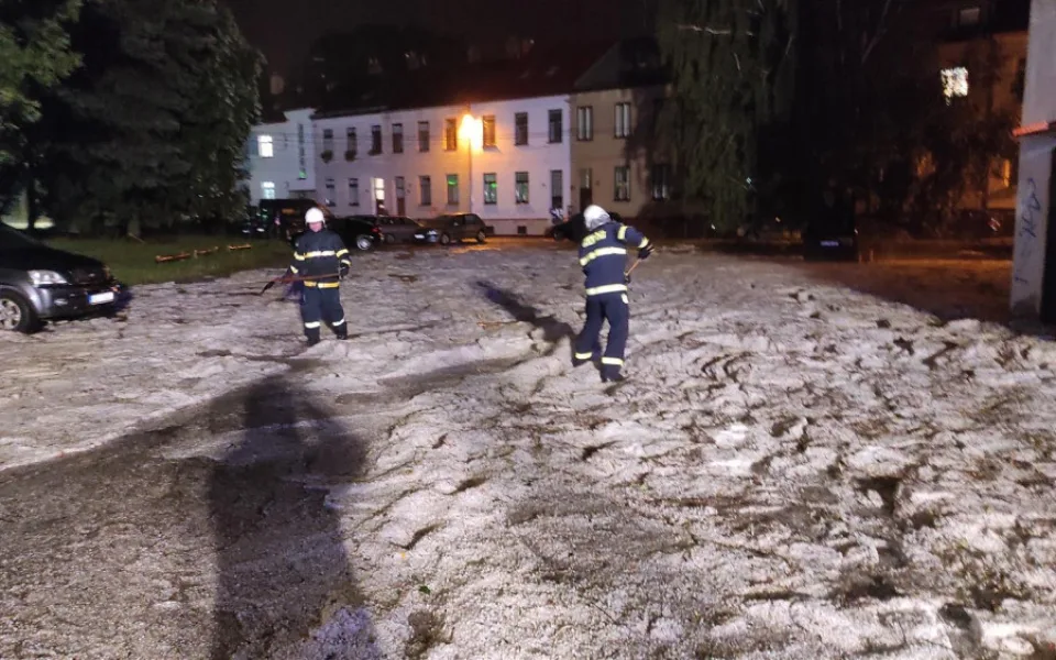 Takovou nadílku krup jsme v životě neviděli, hodnotí hasiči. Vážnější škody ale bouřky nenapáchaly