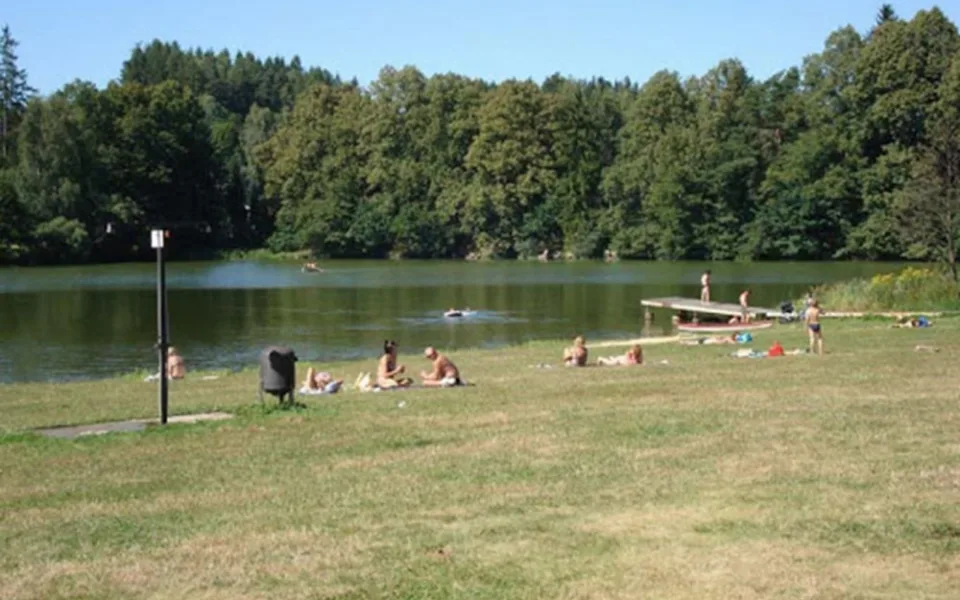 Na Vysočině dál platí zákaz koupání v rybníku Kachlička