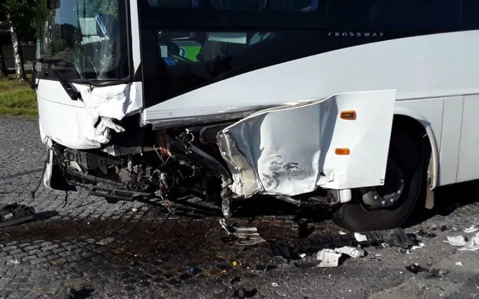 Po střetu s autobusem musel být vyproštěn řidič osobáku, zraněni jsou i dva cestující
