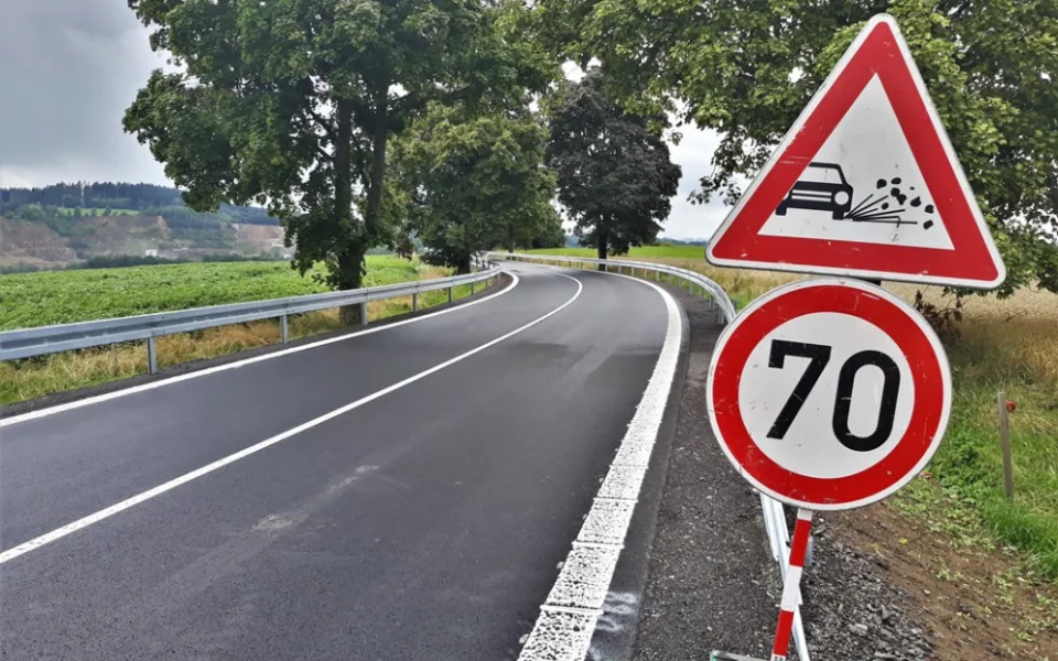 Hotovo! Řidiči od rána mohou projet úsekem na I/19. Musí si ale ještě hlídat rychlost