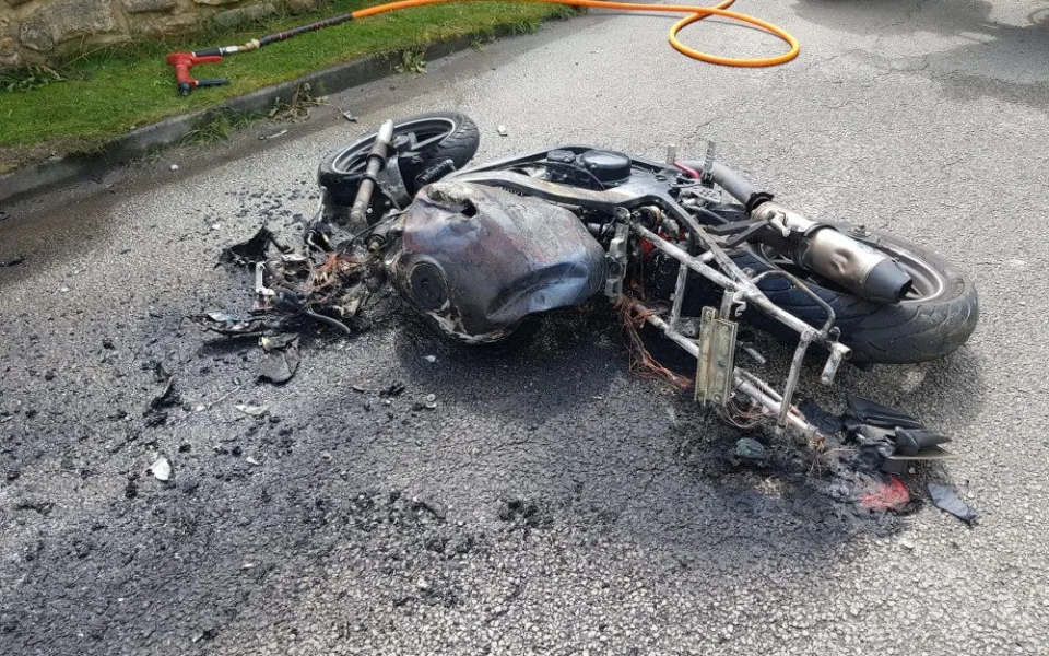 V Novém Rychnově přistával vrtulník. Srazil se traktor s motorkou, ta začala hořet