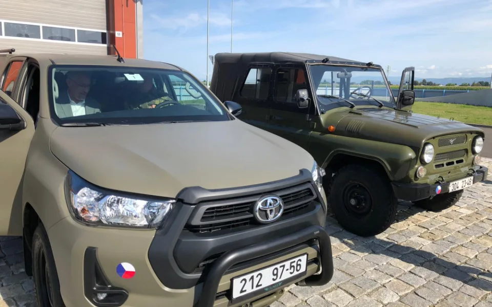 Vojáci si převzali první terénní Toyoty Hilux. Nahradí muzejní vozy UAZ