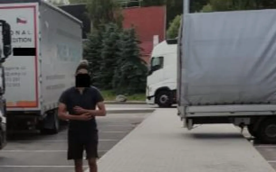 Nezletilý migrant cestoval na podvozku kamionu. Měl namířeno do Rakouska
