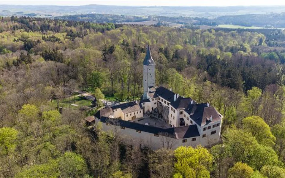Na hrady Roštejn nebo Kámen do konce září za poloviční vstupné, studenti a děti zdarma
