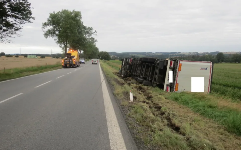Řidič plně naloženého tahače během cesty popíjel, po havárii nadýchal 2,7 promile