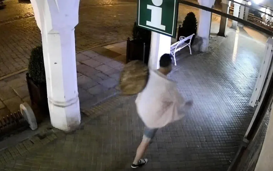 Z telčského podloubí si na začátku července odnesl starožitný stolek. Nevíte, o koho jde?