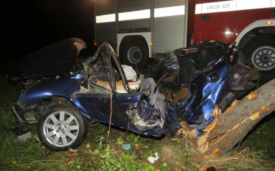 Osmnáctiletý řidič kvůli vysoké rychlosti nezvládl zatáčku a narazil do stromu. Na místě zemřel