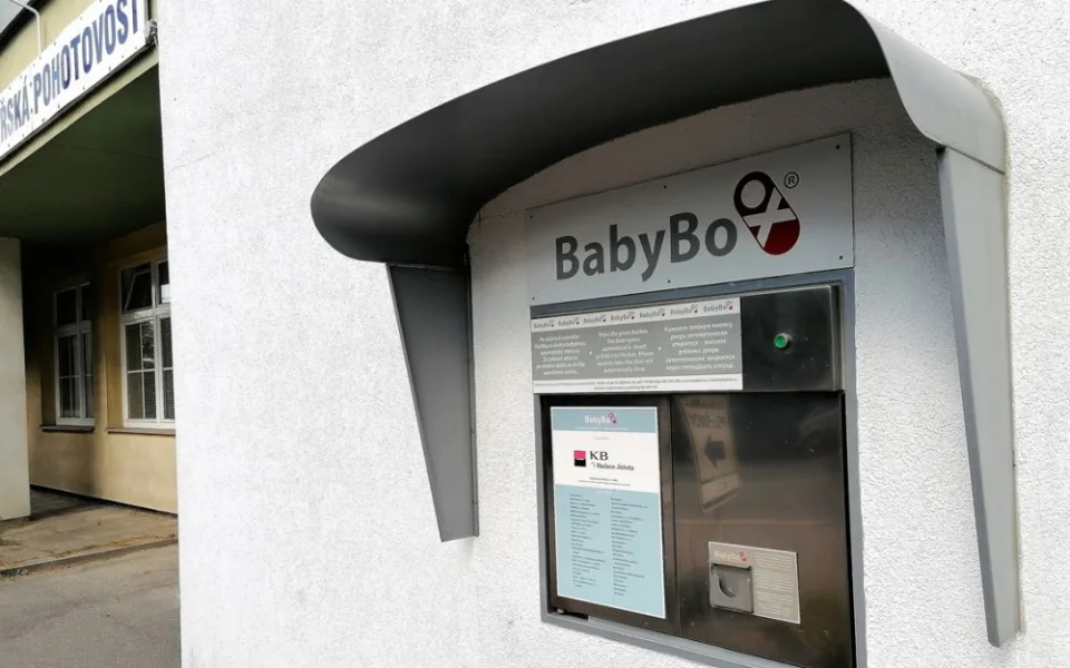V ručníku a v červené tašce. V pelhřimovském babyboxu našli podchlazeného chlapce, dostal jméno Jaroslav 