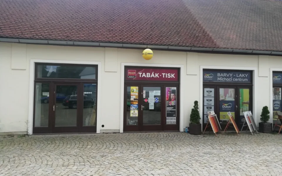 Policie hledá lupiče, který přepadl prodejnu s tabákem. Po činu odjel kradeným autem směrem na Telč 