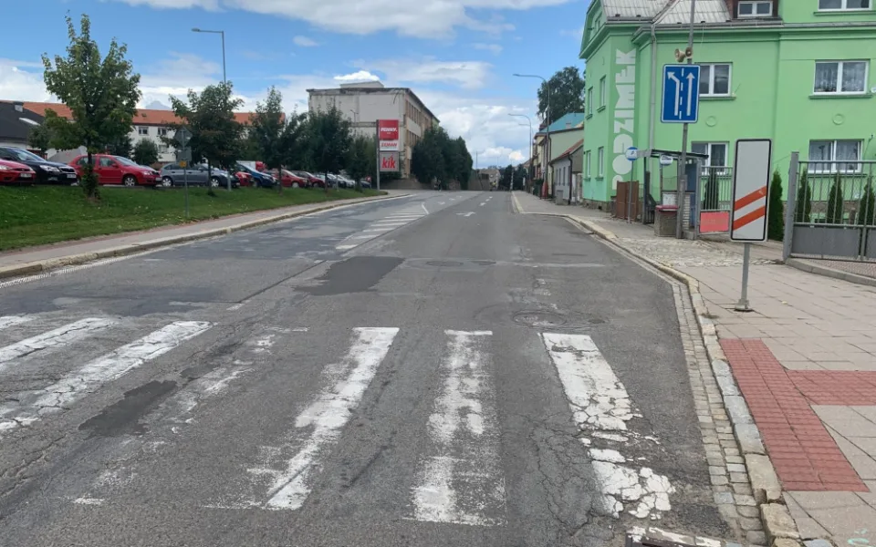 Třešť se kvůli opravě asfaltu opět částečně uzavře. Průjezd ulicí Palackého bude zakázán