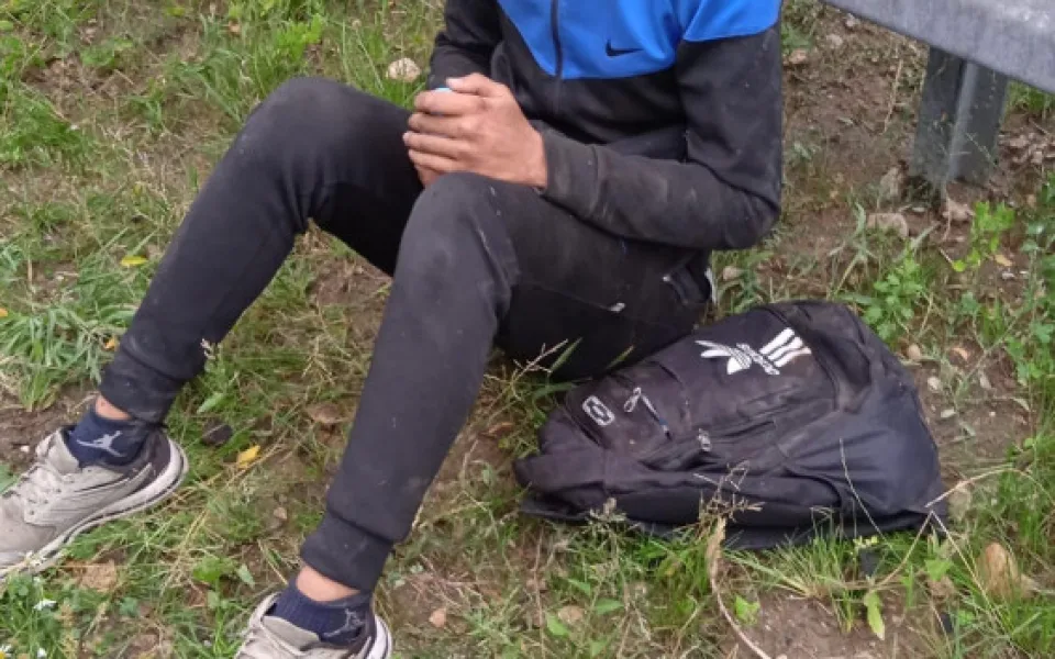 Z podvozku kamionu na D1 vypadl mladý Alžířan. Zranil se, skončil v nemocnici a pak na policii