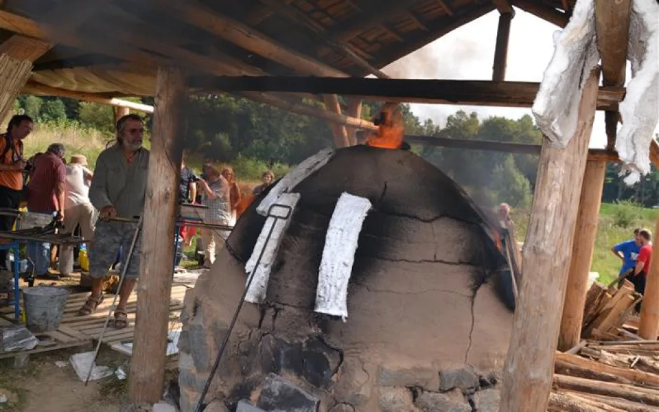 Sklářští mistři o víkendu rozpálí historickou pec. K tomu se bude vyrábět sýr a péct obilné placky