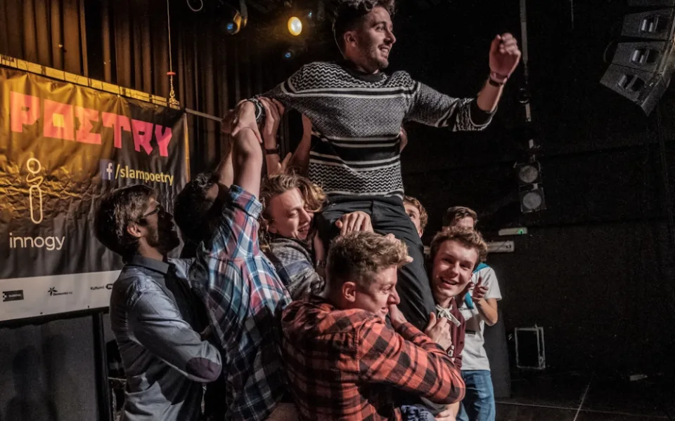 SLAM POETRY: Stovky diváků na poezii, žádný problém. Aneb kdo bude mistrem ČR 2020-21 ve slam poetry