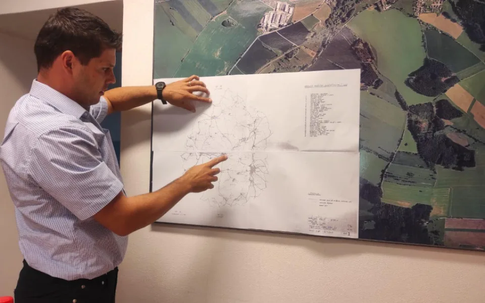 Starosta Dolní Cerekve Zdeněk Dvořák s mapou nově doloženého ochranného pásma