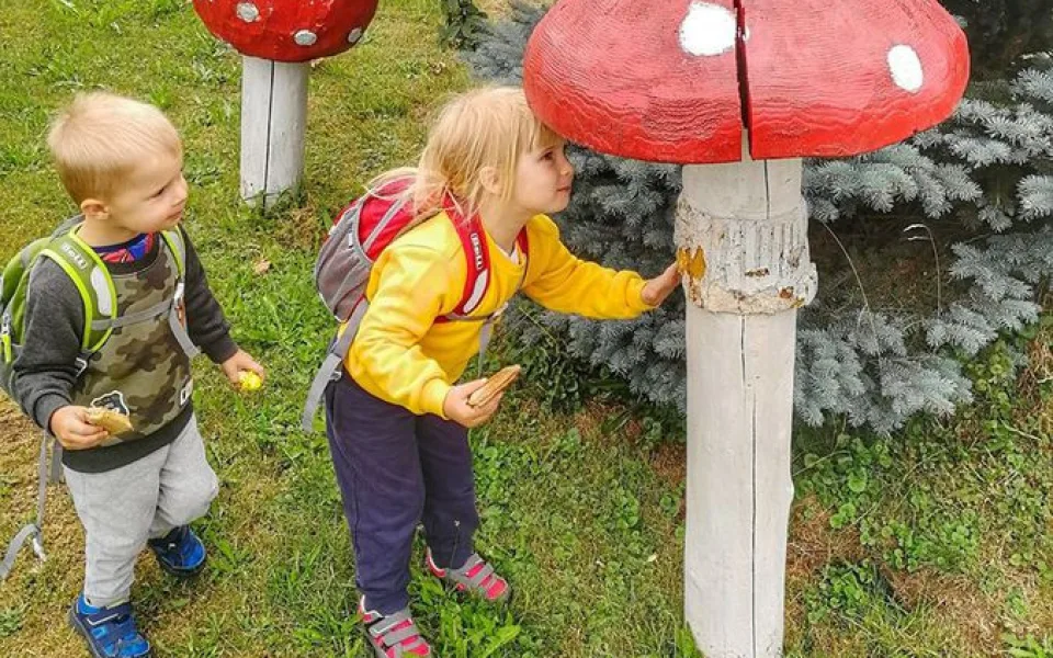 Tip na výlet. Malé i velké houby v obci Kněževes, děti potěší hřiště i stezka s úkoly, Zdroj: https://www.malivyletnici.cz
