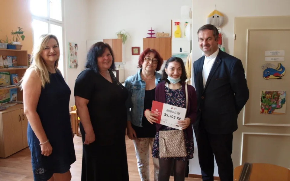 Lidunka má vážné tělesné a mentální postižení. Na bazárku se na ni vybralo 35 tisíc korun, peníze půjdou na nákup auta
