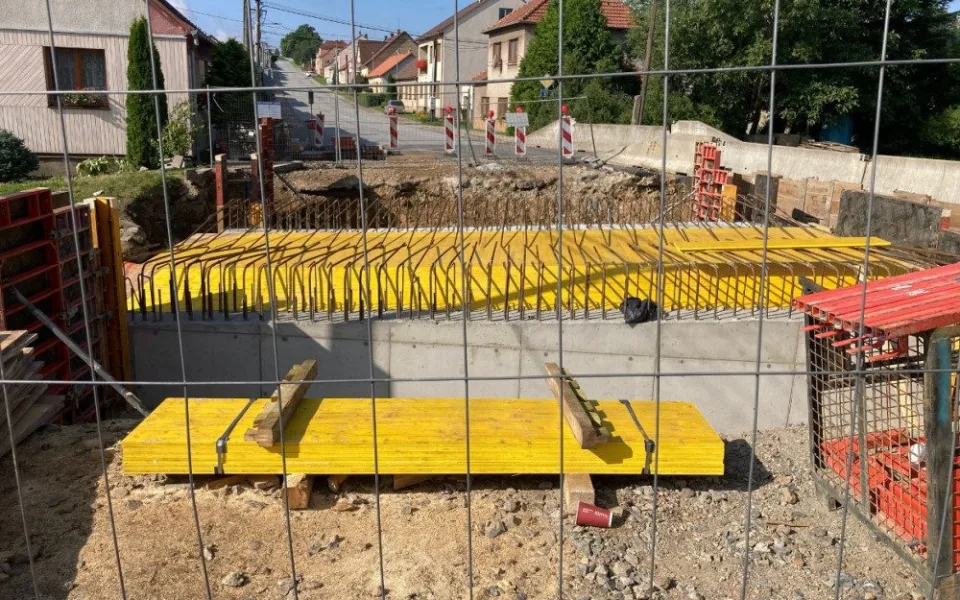 Řidiči by se po novém mostě v Předíně měli projet už na konci října