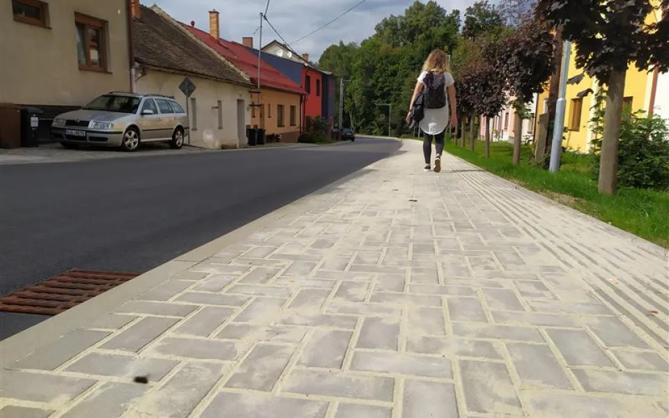 Cesta do školy v Heleníně je bezpečnější, město tam nechalo postavit chodník