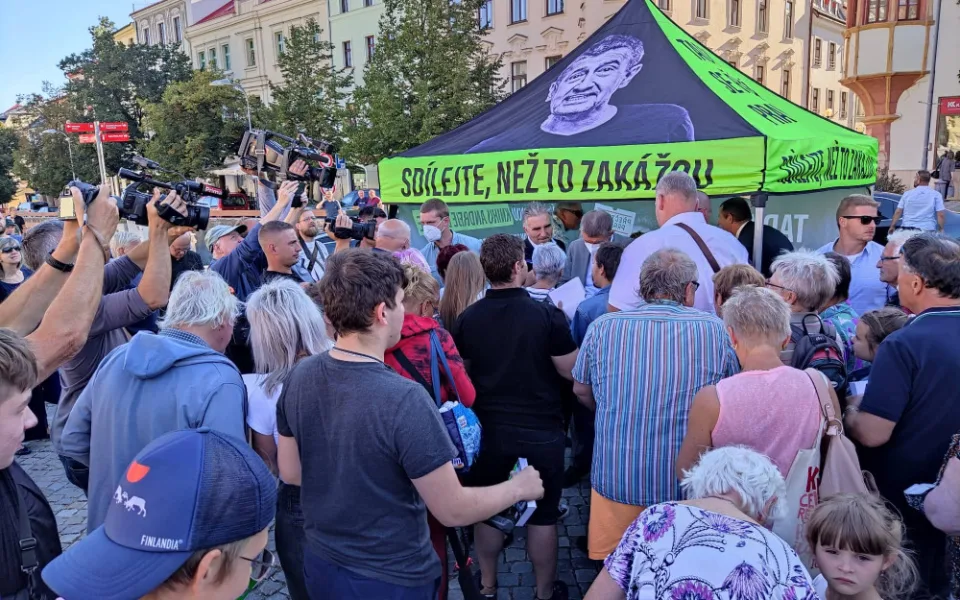 Premiér přijel do Jihlavy. Přivítaly ho protestní transparenty i fanoušci lačnící po podpisu