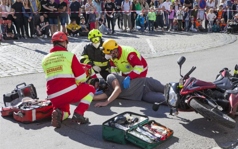 Den záchranářů ve Velkém Meziříčí: Lidé viděli nehodu motorkáře, který vyrazil v džínách a tričku