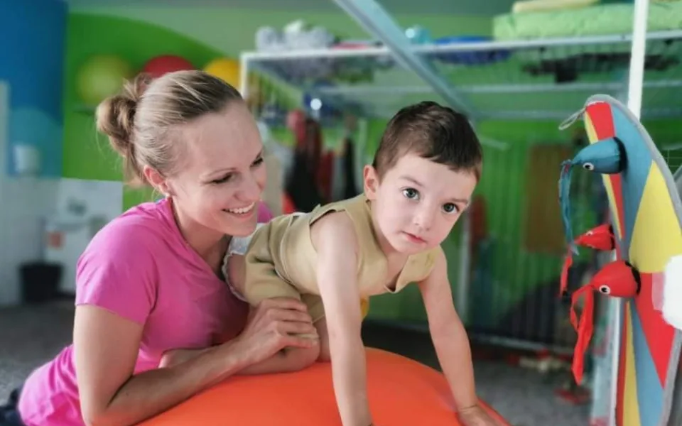 Tříletý Honzík při jedné z rehabilitací