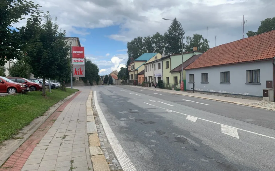 V opravovaném úseku v Třešti se bude asfaltovat. Pozor, od neděle do úterý sem bude zakázaný vjezd
