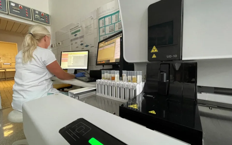 Jihlavští laboranti využívají nový analyzátor pro vyhodnocení moči