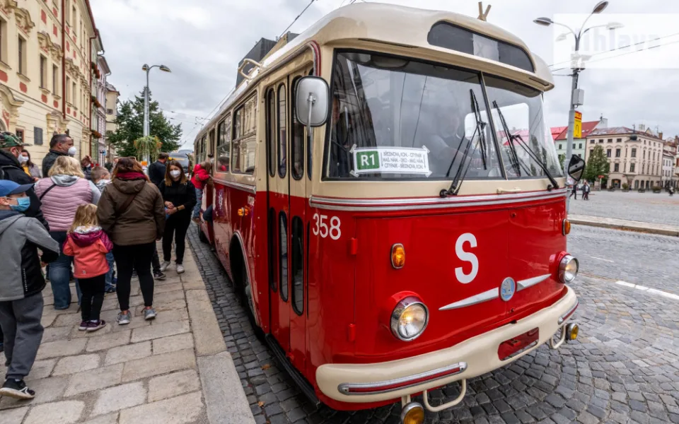 Lidé v Jihlavě zavzpomínali na doby, kdy ulice brázdily legendární Škodovky nebo Karosy 