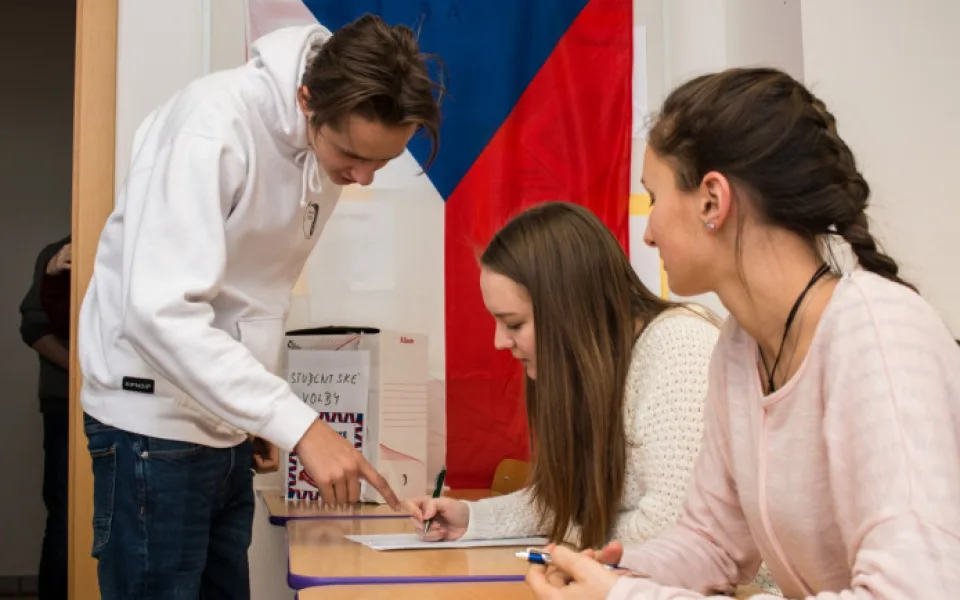 Piráti a Starostové zvítězili ve Studentských volbách těsně před koalicí Spolu, hnutí ANO zažilo porážku
