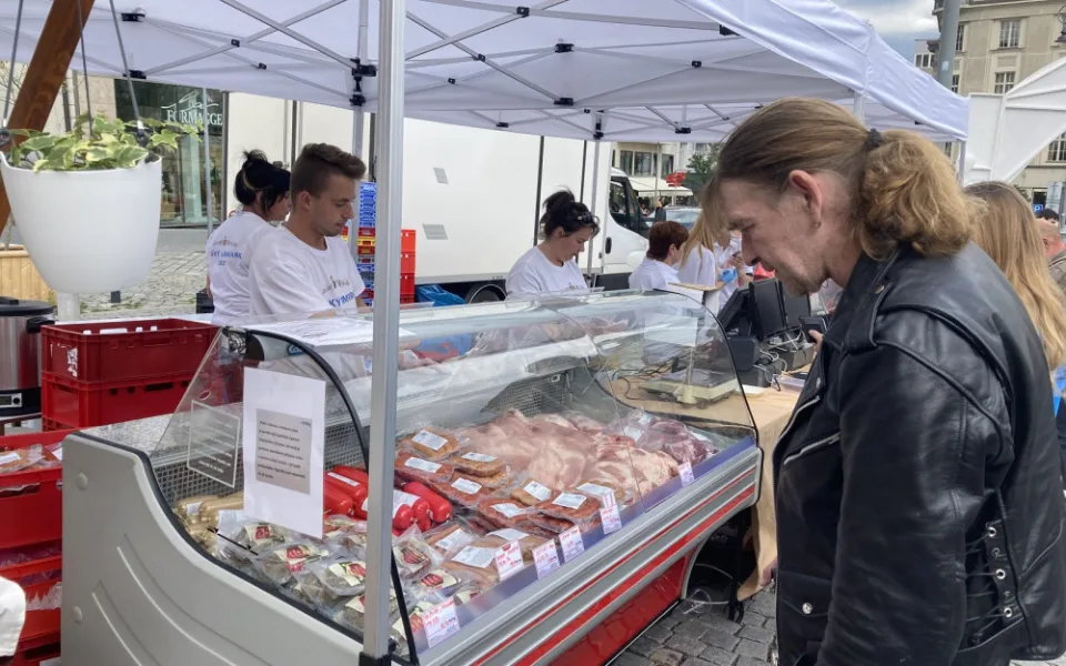 O produktech malých farmářů si můžete nechat jen zdát. Jarmarky SPD zásobují agrobaroni