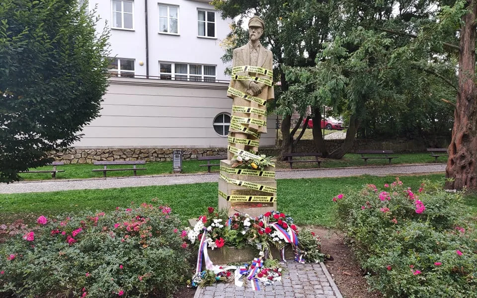 Zabaveno Ano-fertem! Řadu míst v ČR ohradila žlutá páska, k vidění je i v Jihlavě na soše T.G. Masaryka