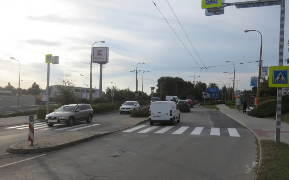 Řidič u Kauflandu v Jihlavě srazil chodkyni, která odmítla nabízenou pomoc. Muže nyní hledá policie