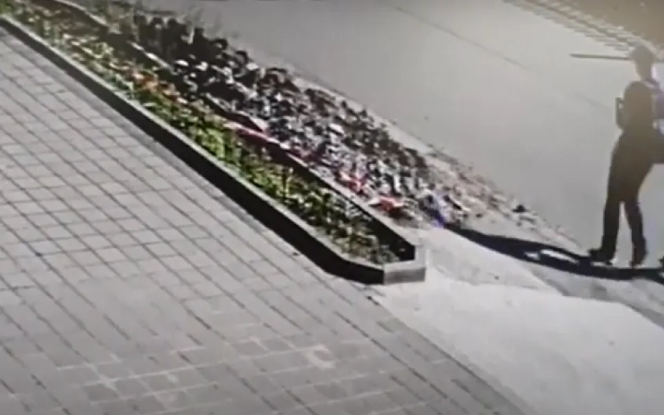 Posprejovaný vagon na jihlavském nádraží. Policie hledá dvě osoby na videu