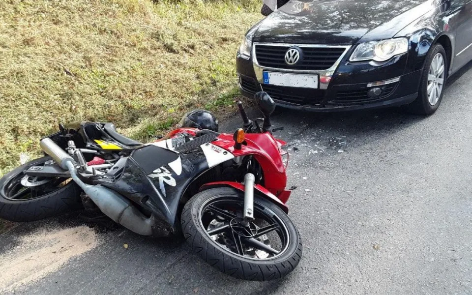 Střet osobáku s motorkou skončil zraněním. Na místě zasahovaly dvě jednotky hasičů 