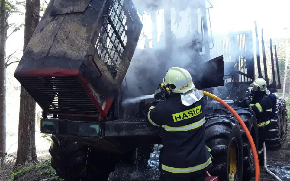 Hasiči zasahovali u požáru vyvážecí soupravy. Škoda se dostala k 1,5 milionu korun