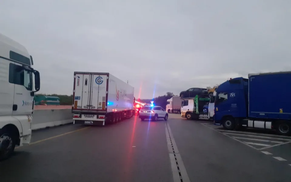 VIDEO: Policie zadržela Alžířany a Syřany, jeli na podvozku kamionu. Dva bratři se nakonec museli rozdělit