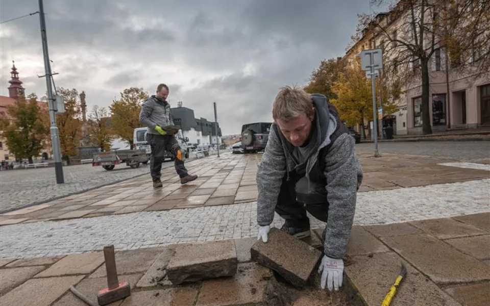 Méně vyviklaných dlaždic pod nohama. Město najalo dva údržbáře na drobné opravy chodníků a silnic