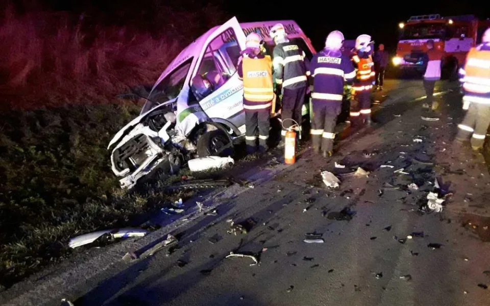 Ranní nehoda u Kozlova. Dva lidé se zranili při střetu dvou osobních aut s dodávkou