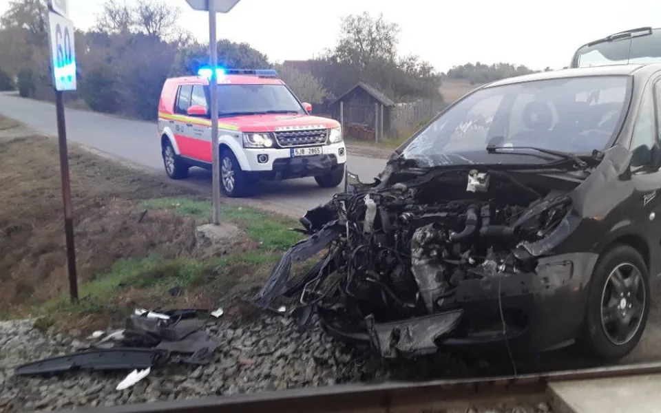 Ranní střet vlaku s osobním autem. Dvacet cestujících muselo přestoupit na autobus