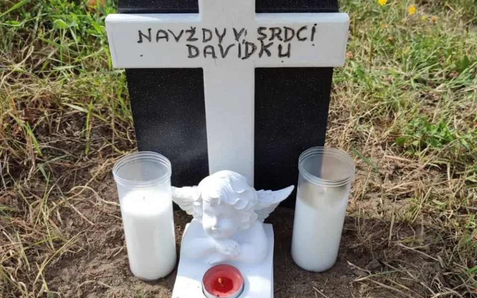 Památníček na místě nehody.