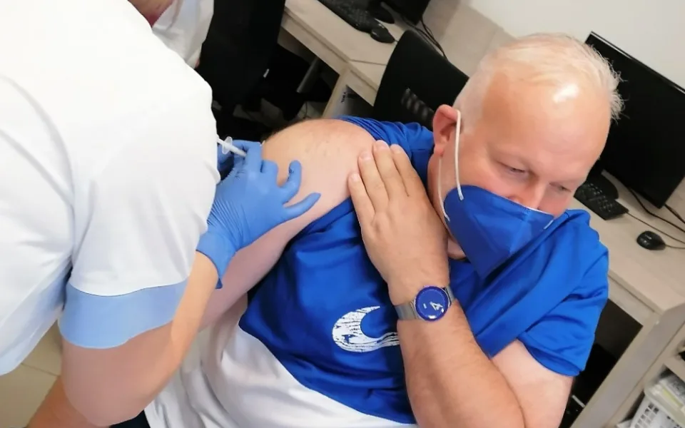 Na snímku dostává třetí posilující dávku proti covidu ředitel Domova Jeřabina Pelhřimov Petr Krčál.