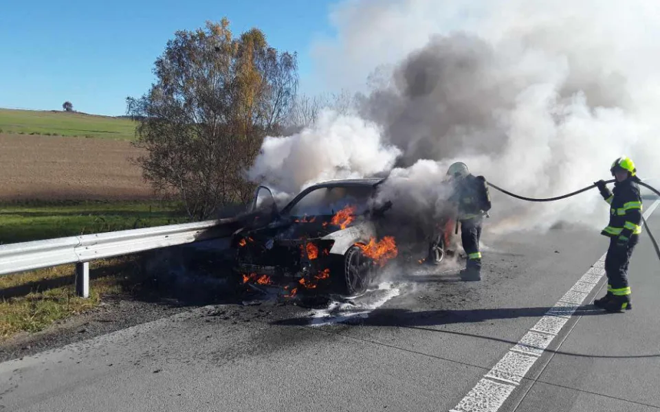 Na D1 hořelo Audi. Majiteli vznikla škoda 300 tisíc korun