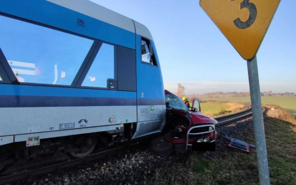 Na přejezdu na Jihlavsku se srazilo auto s osobákem. Řidič auta na místě zemřel