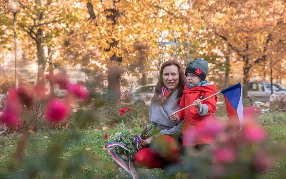 Pieta u sochy T. G. Masaryka v Jihlavě. Lidé dnes vzpomínali na vznik Československa