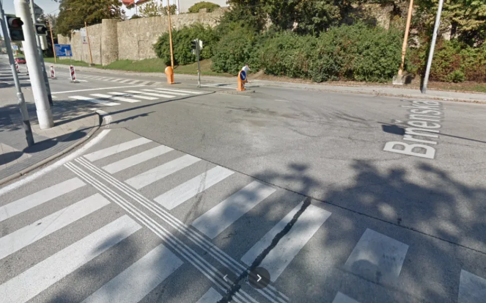 Nezletilá nerespektovala červenou na semaforu, u Cityparku vběhla do cesty osobnímu autu