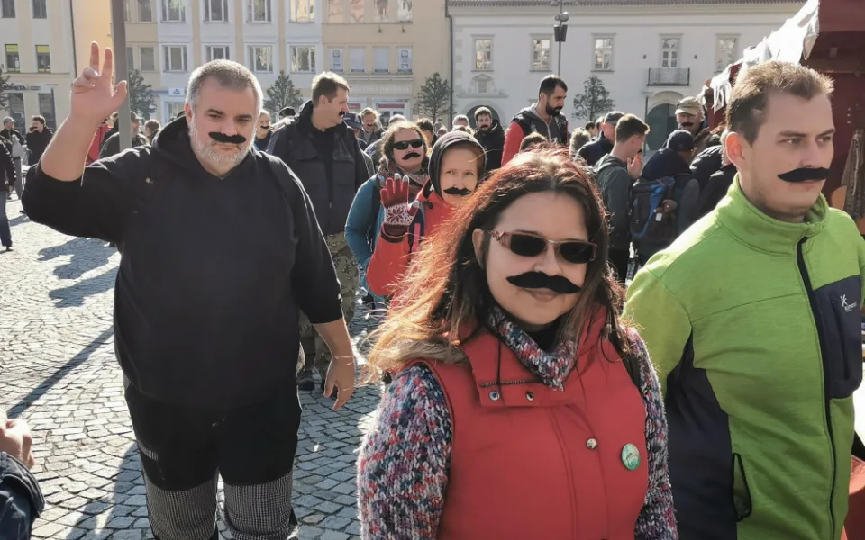 Dvě stě let od narození Havlíčka Borovského stylově a rekordně: Na brodském náměstí se sešlo 655 lidí s knírem