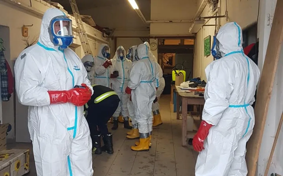 Vybíjení 5 tisíc ptáků v Rohozné začalo. Po nákaze ptačí chřipkou teď farmu čeká rozsáhlá desinfekce