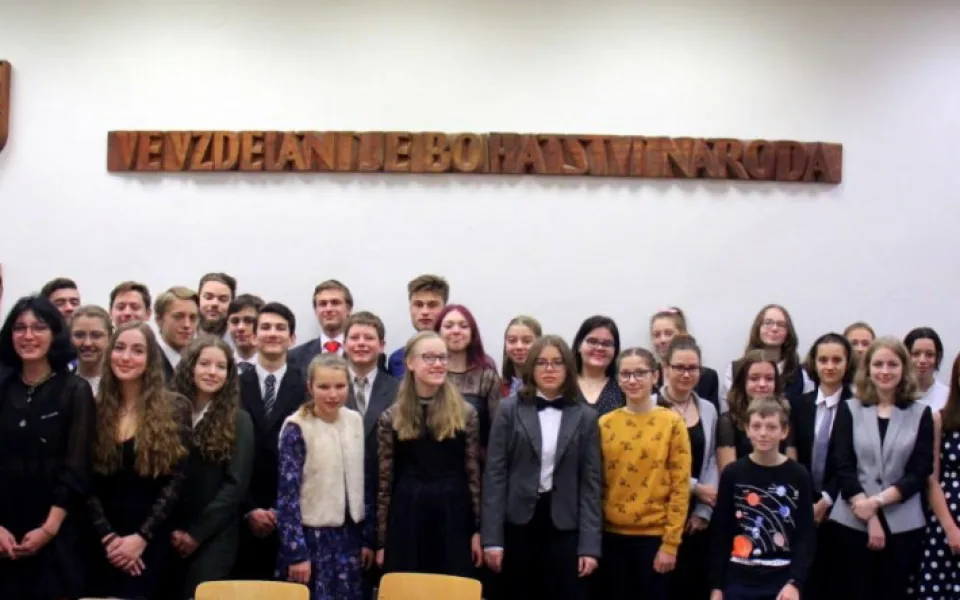Studenti jihlavského gymnázia spouštějí Univerzitu třetího věku. Zván je úplně každý, lákají